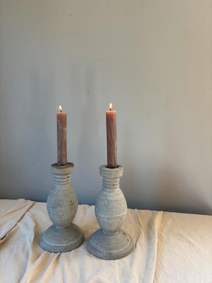 Preloved set van 2 grijs / taupe stenen kandelaars h21cm, Huis en Inrichting, Woonaccessoires | Kandelaars en Kaarsen, Zo goed als nieuw