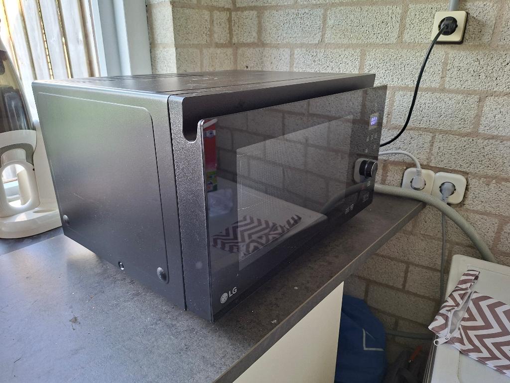 LG combimagnetron 1100W MJ3965BIB, Ophalen, Combimagnetron, Gebruikt, Grill