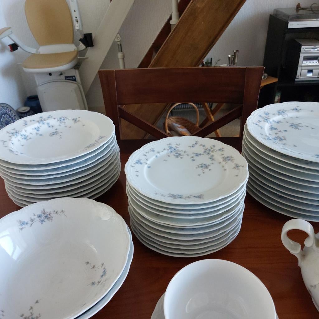 Servies van Mitterteich Bavaria, wit met blauwe bloemetjes., Antiek en Kunst, Antiek | Servies compleet, Ophalen