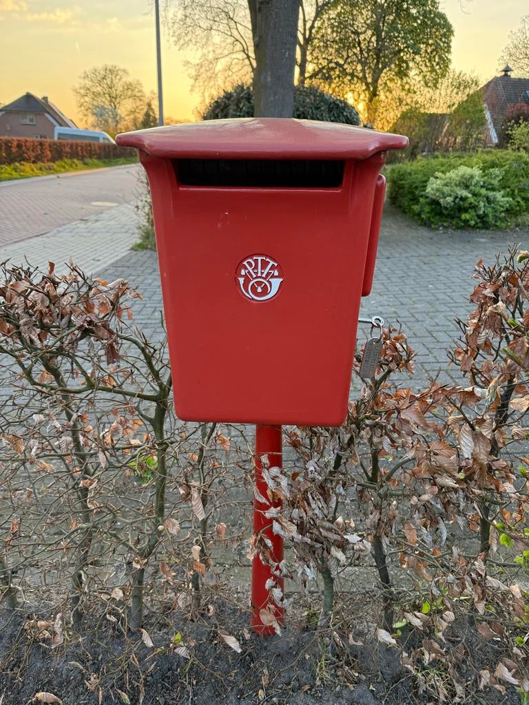 Originele PTT postbus "De Kleine Koo" met paal, Ophalen, Gebruikt, IJzer, Staande brievenbus