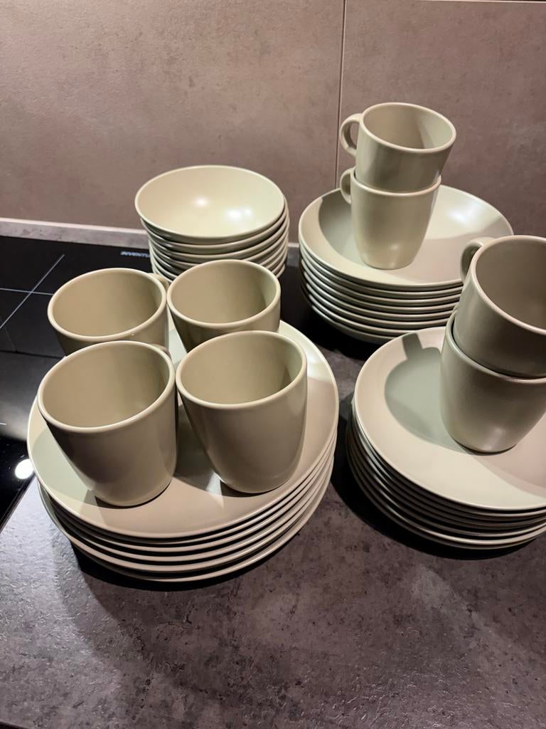 Olijfgroen servies van IKEA, set van 8 (grote borden 7), Huis en Inrichting, Keuken | Servies, Ophalen, Gebruikt, Keramiek, Effen