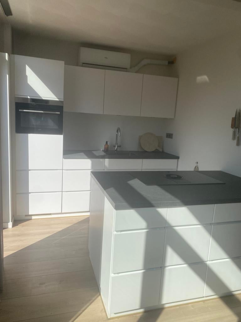 Mooie keuken, mat wit&grijs blad inclusief AEG apparaten, Ophalen, Gebruikt, Wit, Greeploos