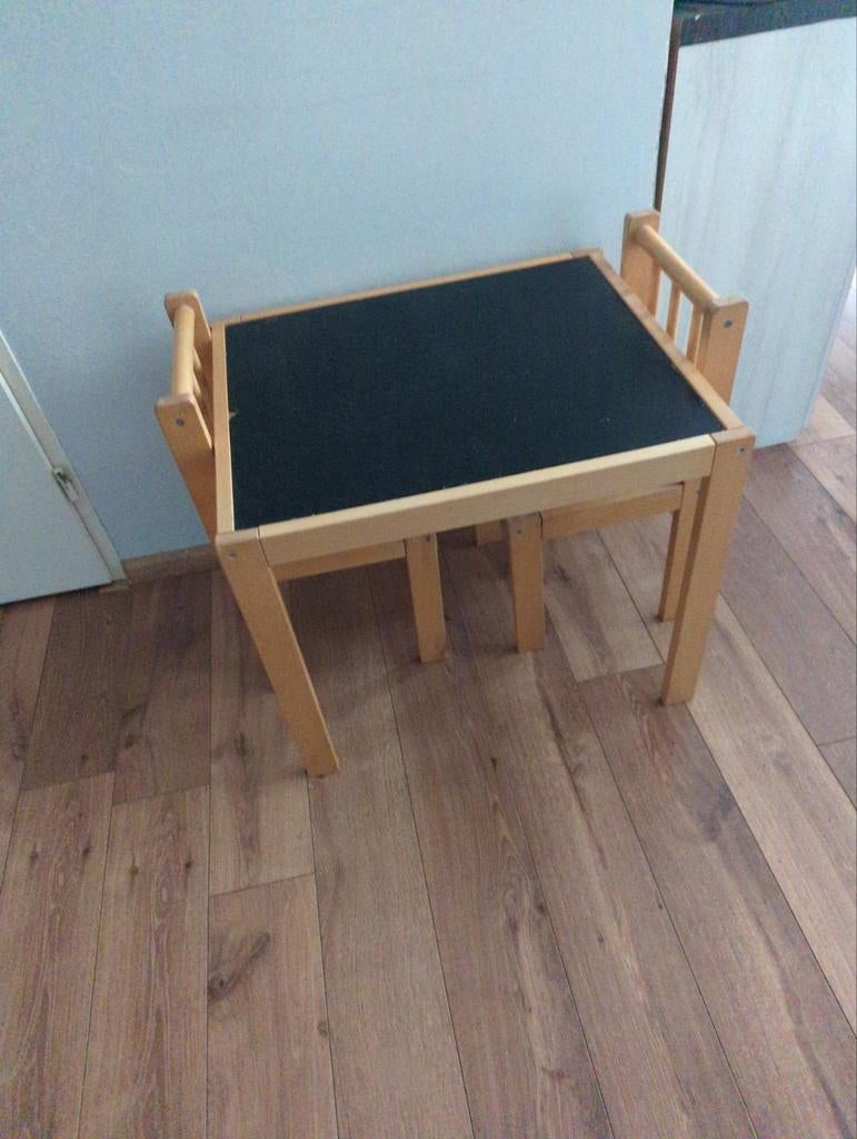 Set tafeltje en twee stoeltjes, Kinderen en Baby's, Kinderkamer | Tafels en Stoelen, Ophalen, Gebruikt, Tafel(s) en Stoel(en)