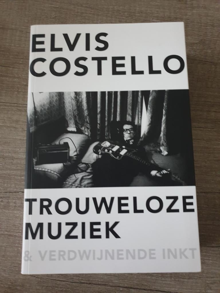 Elvis Costello - Trouweloze Muziek & Verdwijnende Inkt, Ophalen of Verzenden, Gelezen, Elvis Costello