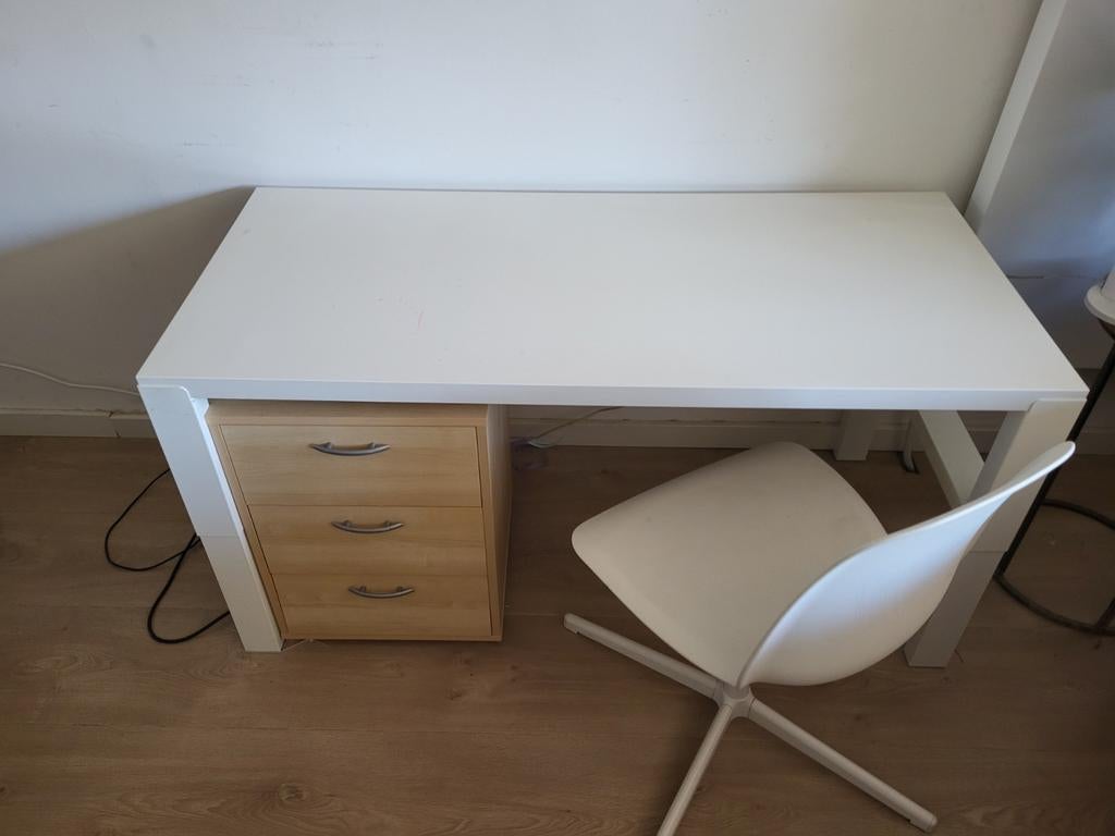 Gratis Ikea kinder bureau inclusief een bureaustoel, Huis en Inrichting, Bureaus, Ophalen, Gebruikt, 128 cm, Kinderbureau