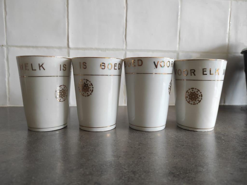 Set van 4 porseleinen melkbekers met gouden opdruk, Ophalen of Verzenden
