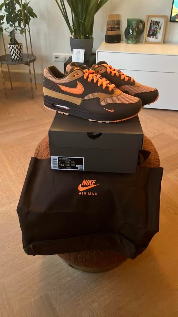 Nike Air Max 1 King’s day nieuw maat 42,5, Kleding | Heren, Schoenen, Ophalen of Verzenden, Nieuw, Bruin, Sneakers of Gympen