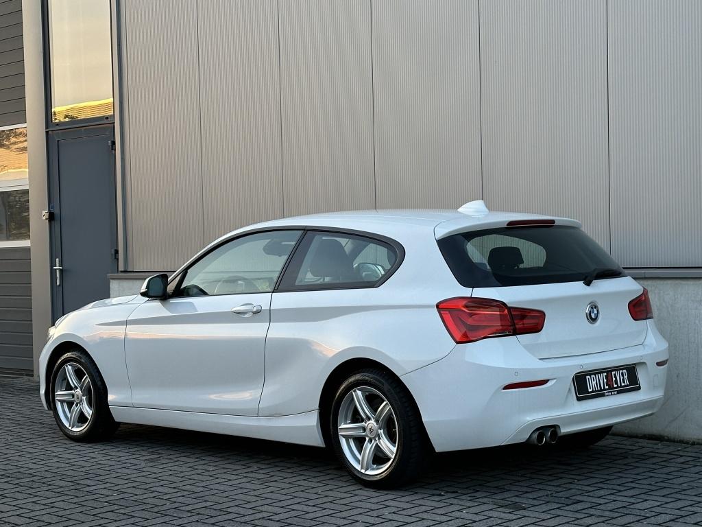 BMW 1-serie 120i Executive AUT M2017 NAVI PDC SPORTVELGEN LA, Auto's, Stof, Gebruikt, 4 stoelen, Bedrijf