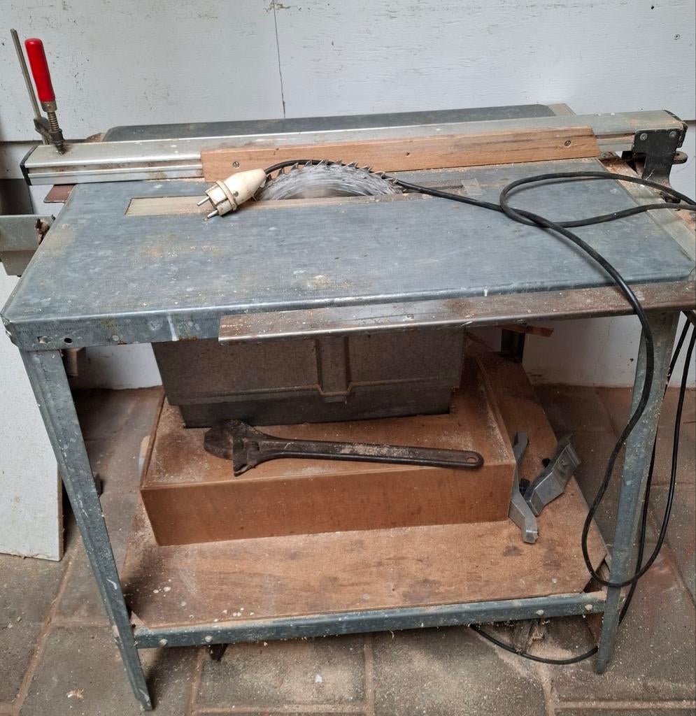 Robuuste tafelzaag, ideaal voor diverse zaagklussen, Doe-het-zelf en Verbouw, Gereedschap | Zaagmachines, Ophalen, Gebruikt, Cirkelzaag