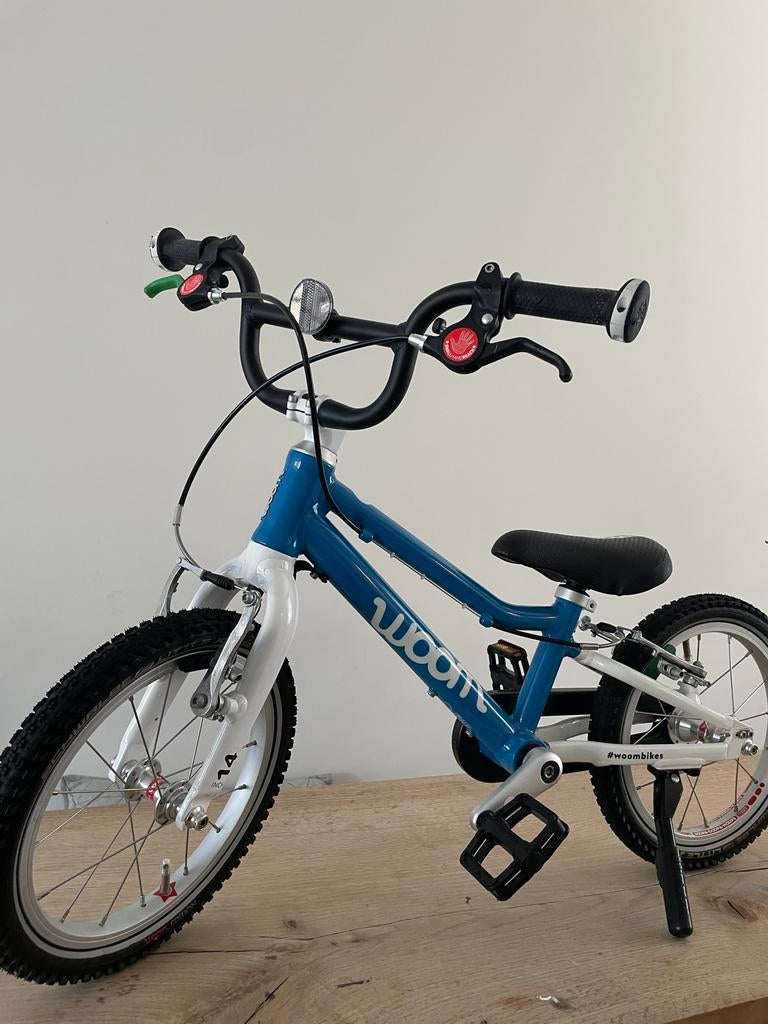 Woom 2 kinderfiets - Blauw/Wit (14 inch), Fietsen en Brommers, Fietsen | Kinderfietsjes, Ophalen of Verzenden, Zo goed als nieuw