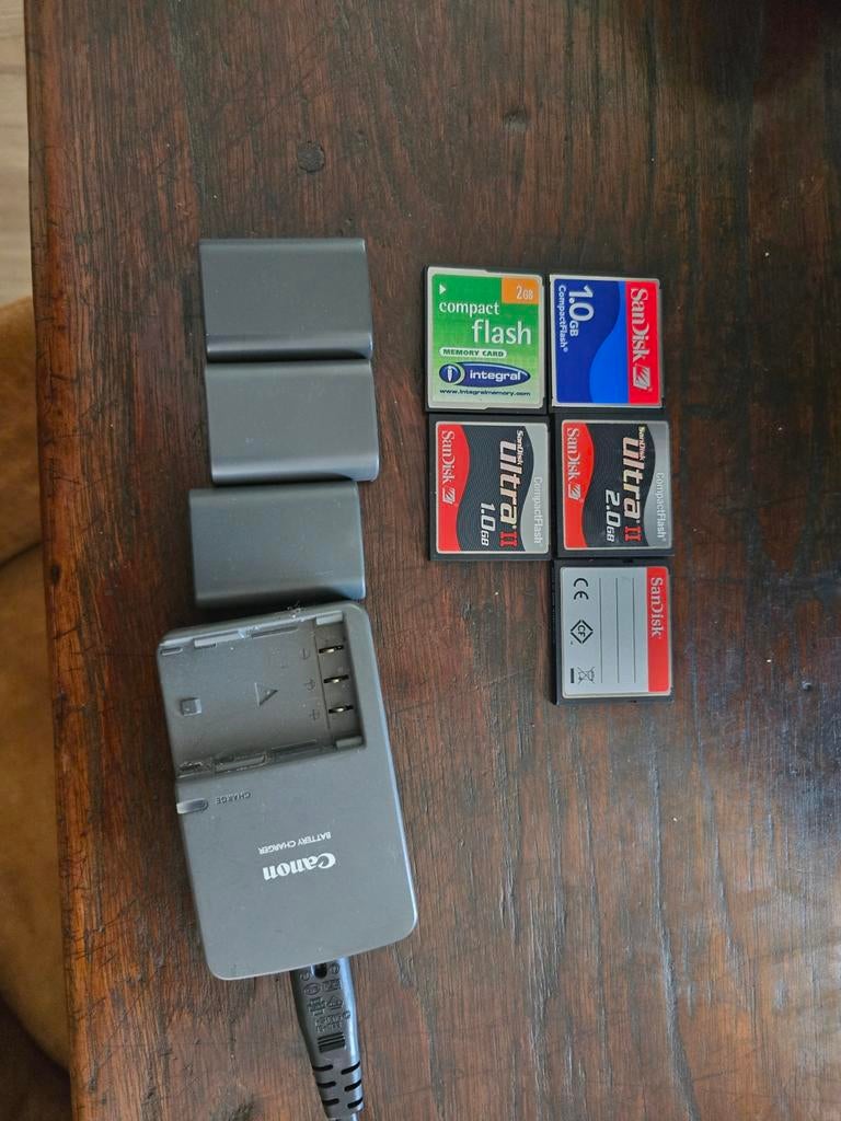 Canon lader 3 Accu's  5 Compact Flash Geheugenkaar, Audio, Tv en Foto, Fotografie | Geheugenkaarten, Ophalen