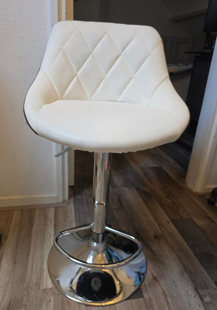 Moderne witte barkruk, in hoogte verstelbaar en draaibaar, Ophalen of Verzenden, Zo goed als nieuw, In hoogte verstelbaar, Metaal