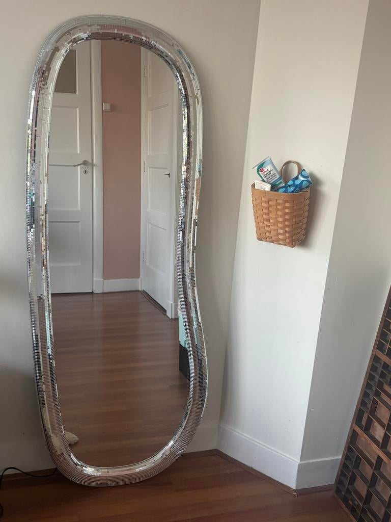 Disco spiegel Kwantum - Unieke spiegel met discobol effect, Ophalen of Verzenden, Zo goed als nieuw, Overige vormen, 150 tot 200 cm