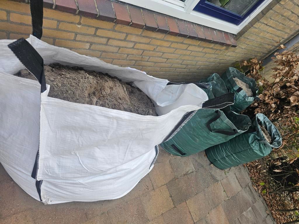 Gratis af te halen: Zand / Straatzand / Ophoogzand, Tuin en Terras, Zand, Ophalen, Zo goed als nieuw, Ophoogzand