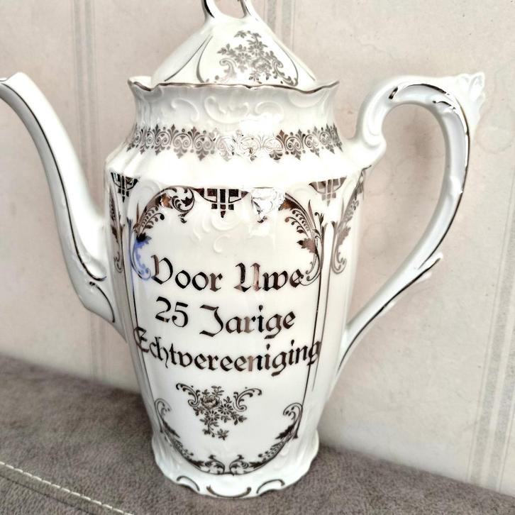 Sierlijke Theepot 25 Jarig Echtvereeniging Porselein, Antiek en Kunst, Curiosa en Brocante, Ophalen of Verzenden