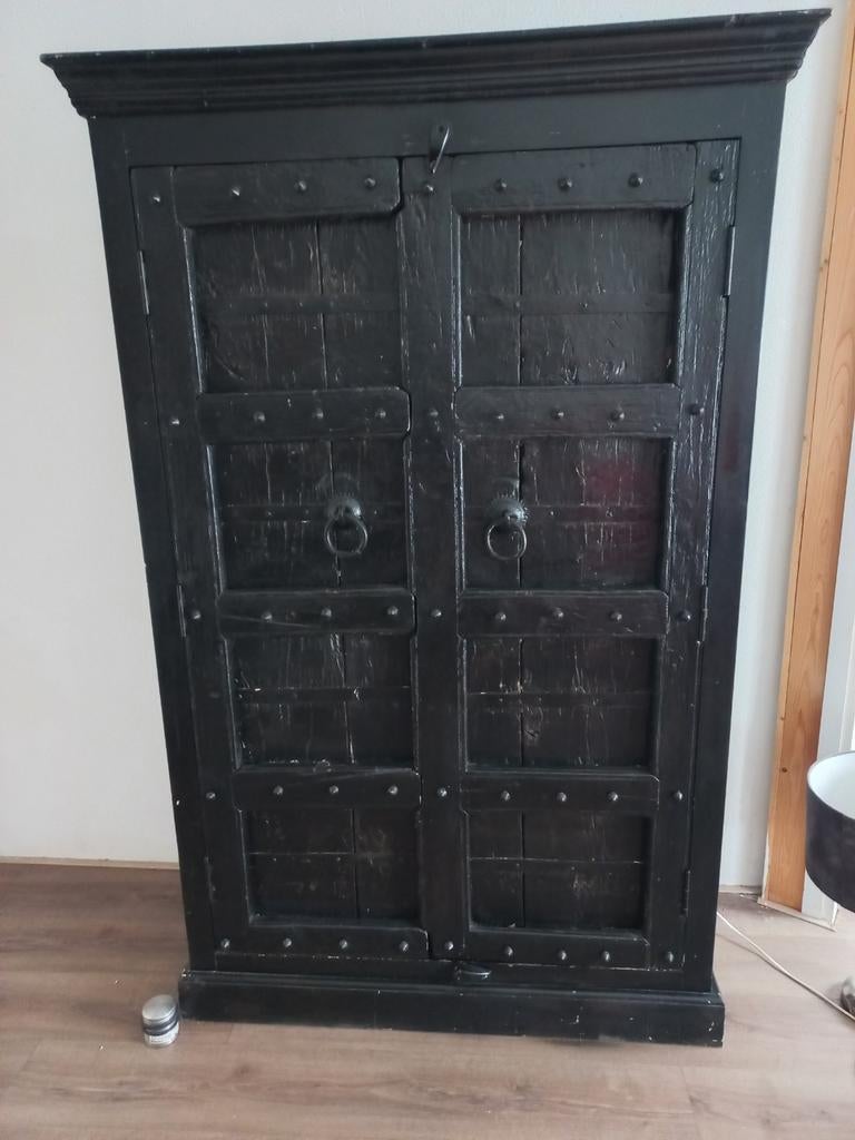 Unieke Indiase kast - Zwart hout met metalen details, Ophalen of Verzenden, Gebruikt