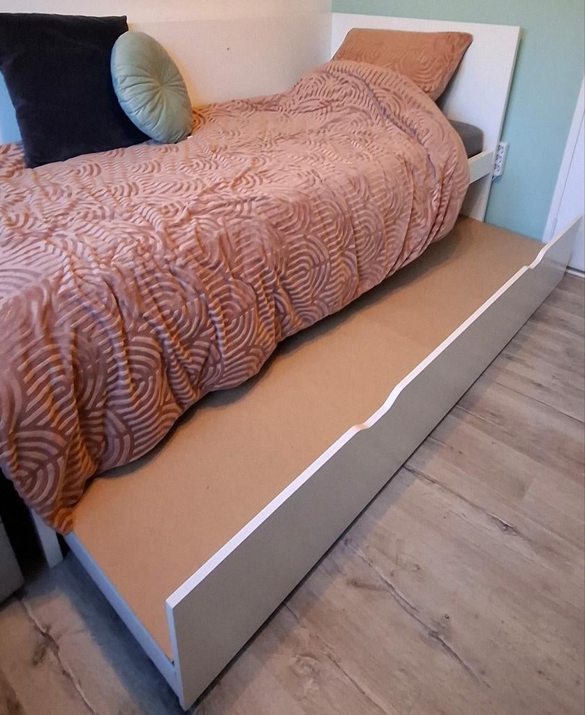 Eenpersoons bedframe met uitschuif logeerbed., Ophalen, 90 cm, Eenpersoons, Wit