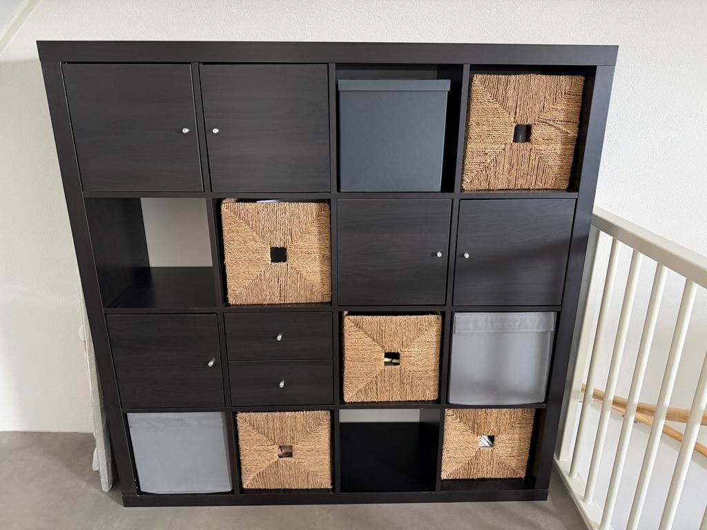 Ikea kallax vakkenkast zwartbruin + deuren, lades en manden, Huis en Inrichting, Kasten | Overige, Ophalen, Gebruikt