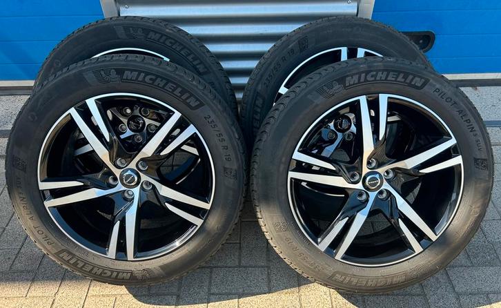 Nette set 19 inch Volvo velgen 235-55-19 winterbanden XC60, Auto-onderdelen, Banden en Velgen, Banden en Velgen, Winterbanden