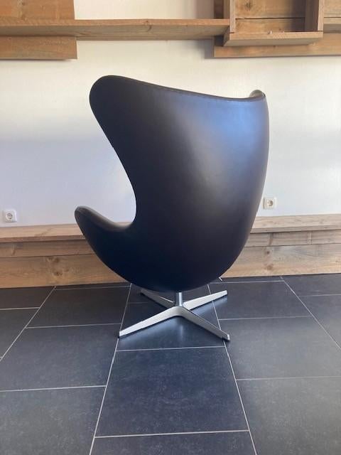 2 Fritz Hansen, Arne Jacobsen Egg Chairs, donkerbruin leder, Huis en Inrichting, Design, Fritz Hansen, 75 tot 100 cm, Ophalen of Verzenden