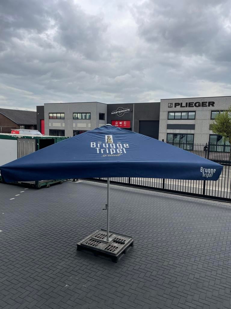 Gebruikte Brugge Tripel horeca parasol 4x4M., Tuin en Terras, Ophalen, Overige typen, Meer dan 4 meter, Verstelbaar