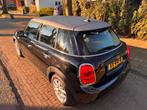 Mini 5-deurs (f55) 1.5 102pk 2019 Zwart / Donker grijs dak, Auto's, Voorwielaandrijving, Stof, Zwart, Zwart