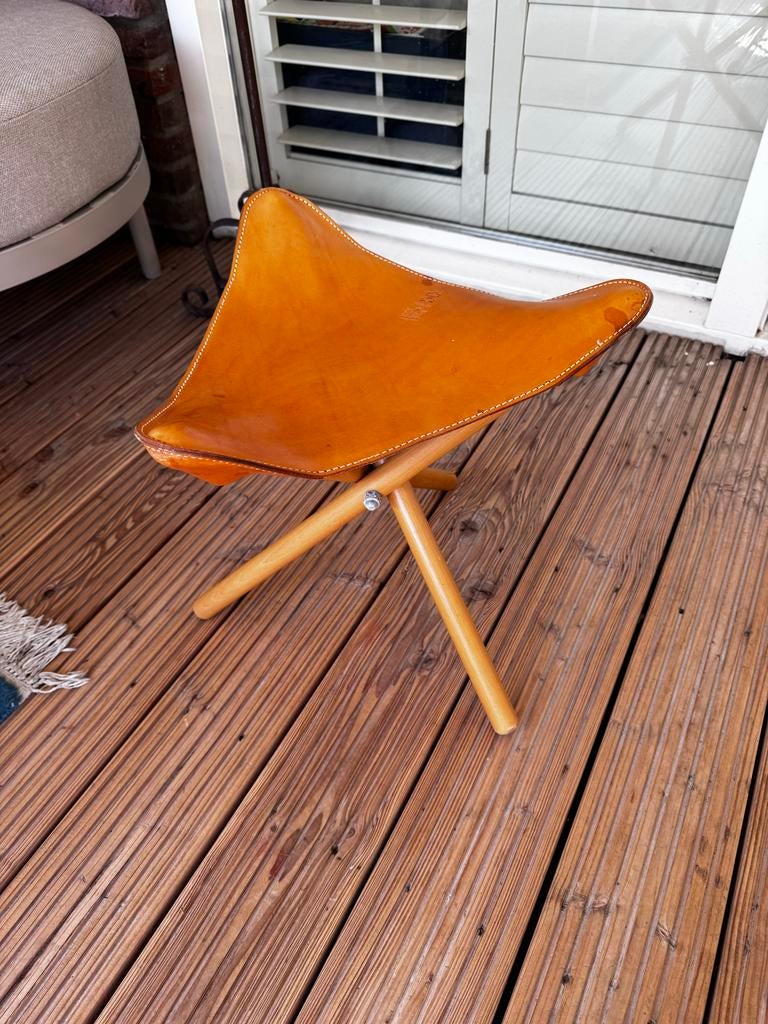 Leren driepoot krukje, inklapbaar bruin leer en hout, Gebruikt, Bruin, Ophalen of Verzenden, Eén