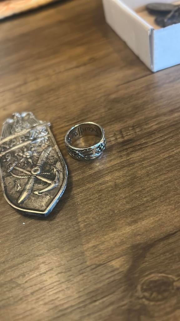 Narvik schild en totenkopf ring replica, Verzamelen, Militaria | Tweede Wereldoorlog, Ophalen of Verzenden, Overige soorten