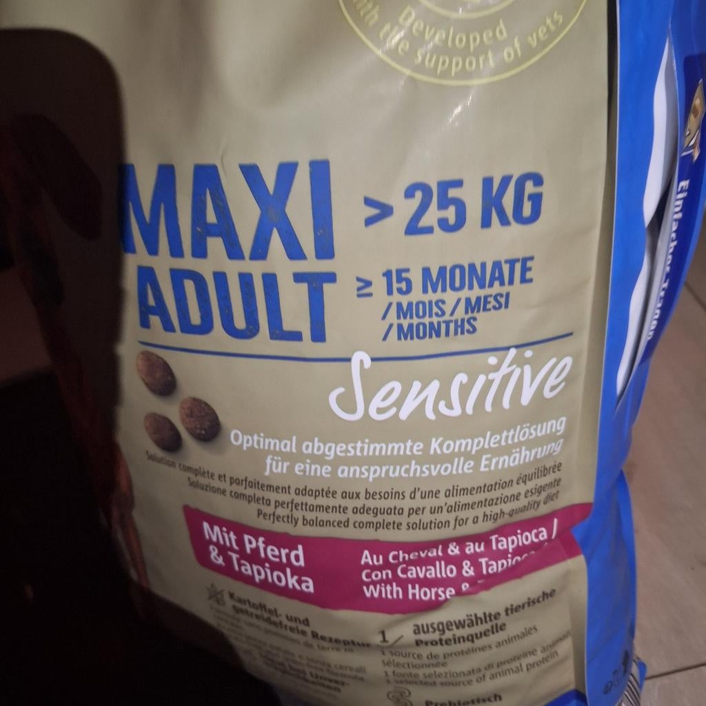 Nieuwe zak hondenvoer van topkwaliteit, Ophalen, Hond