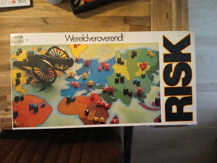2x Risk Spel in Witte en Rode Doos, Hobby en Vrije tijd, Gezelschapsspellen | Bordspellen, Gebruikt, Ophalen of Verzenden