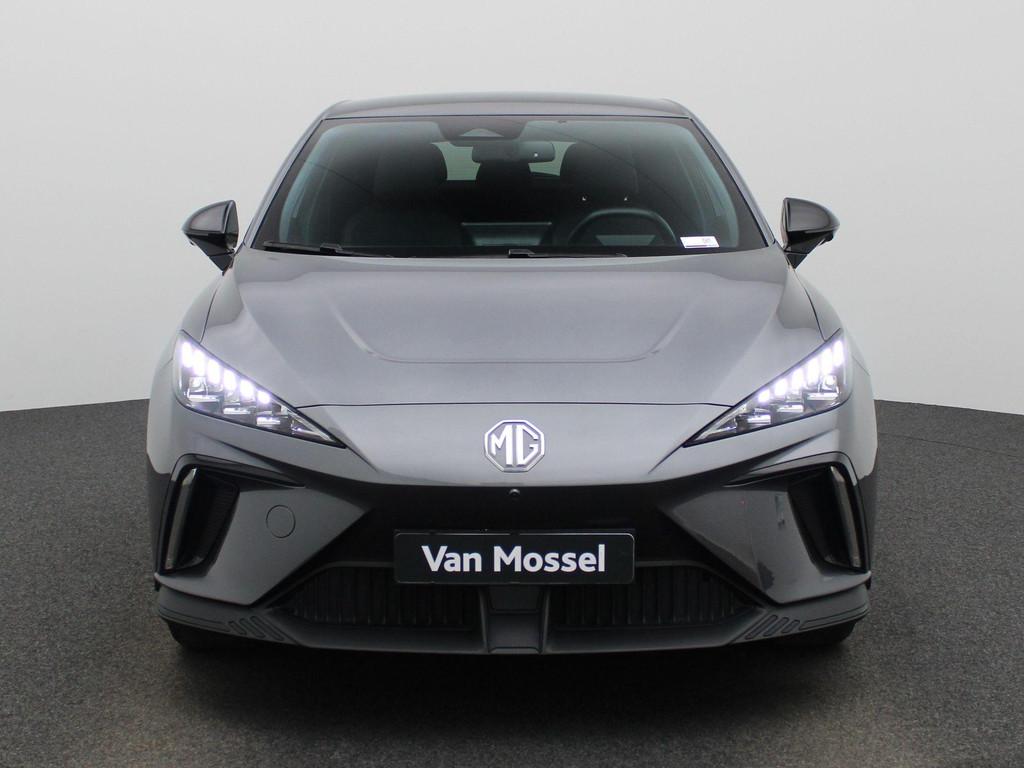 MG 4 Luxury 64 kWh, Auto's, MG, 12 maanden, Gebruikt, 25 min, Zilver of Grijs