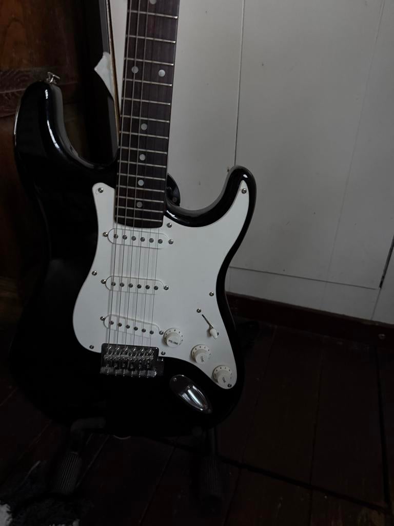 Elektrische gitaar met tas, kabel, boek, standaard, Muziek en Instrumenten, Snaarinstrumenten | Gitaren | Elektrisch, Ophalen