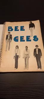 Plakboek Bee Gees jaren 60, Boeken, Ophalen of Verzenden, Gelezen, Artiest