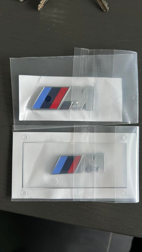 BMW M embleem nieuw - , 2x zilverkleurig, Auto-onderdelen, Overige Auto-onderdelen, BMW, Nieuw, Ophalen of Verzenden