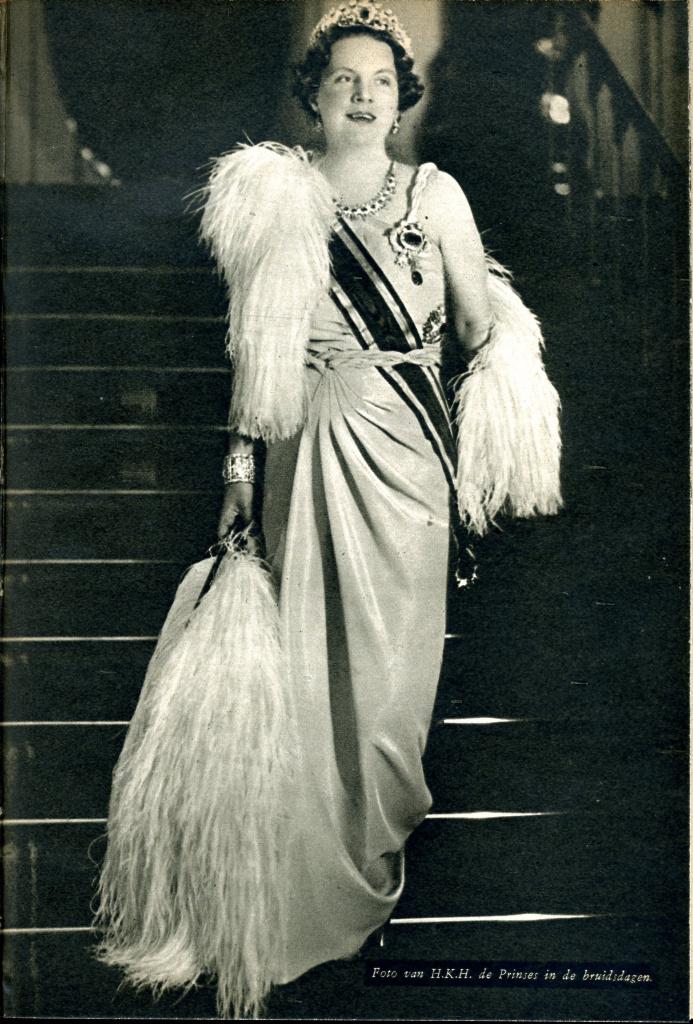 Onze jonge koningin thuis / J. Waterink - 1948 - Met foto's, Boeken, Verzenden, 20e eeuw of later, Gelezen