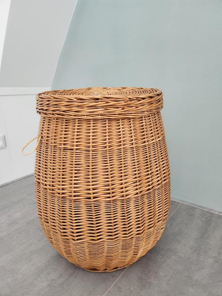 Grote rieten mand met deksel - Perfect voor opslag, Huis en Inrichting, Woonaccessoires | Schalen en Manden, Gebruikt, Mand, Rond