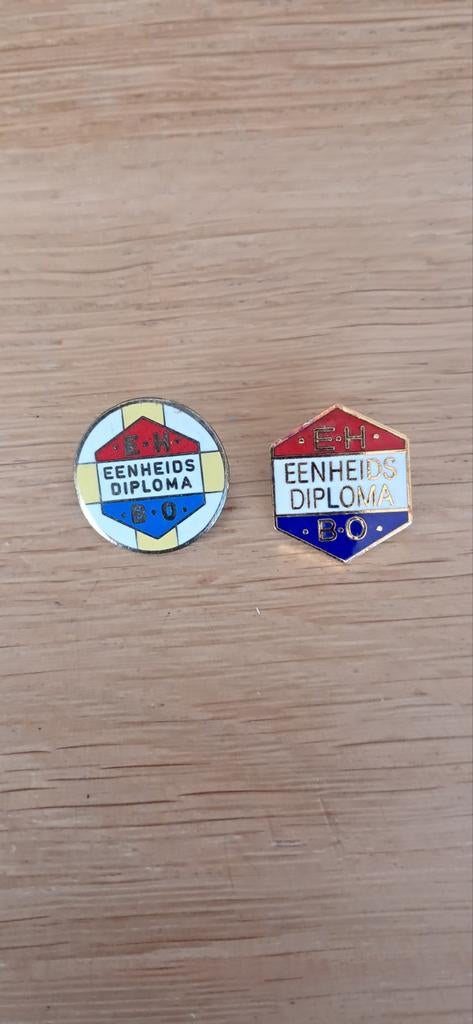 Twee EHBO Eenheidsdiploma Speldjes - Vintage, Ophalen of Verzenden, Gebruikt, Overige onderwerpen, Speldje of Pin