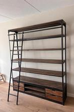 Industriële boekenkast / wandkast met ladder, Ophalen, Gebruikt