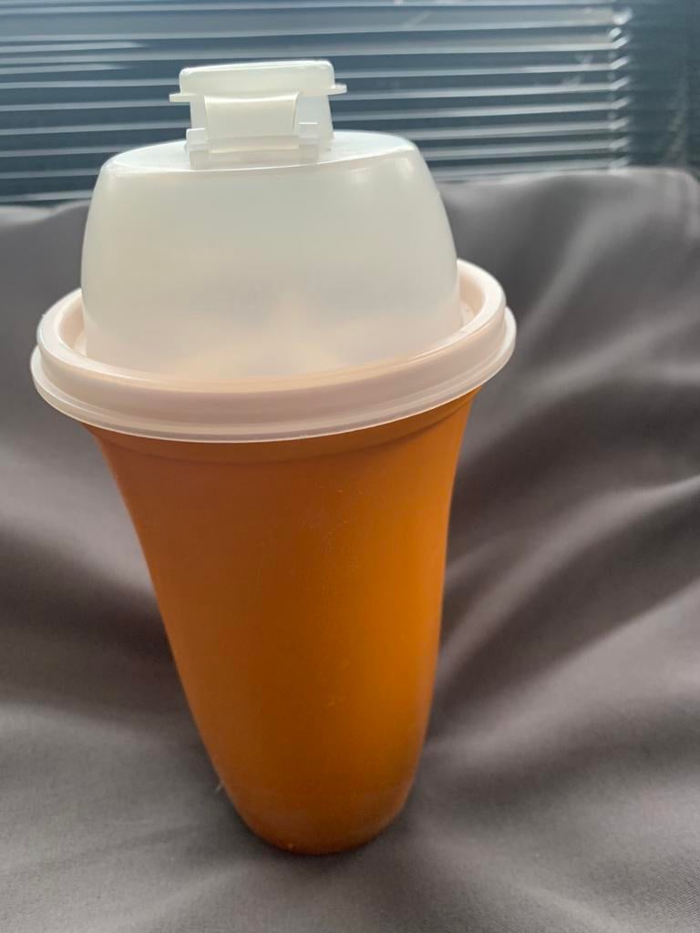 Tupperware quick Shaker Beker Oranje met Wit Deksel, Ophalen of Verzenden, Gebruikt, Oranje, Beker of Kan