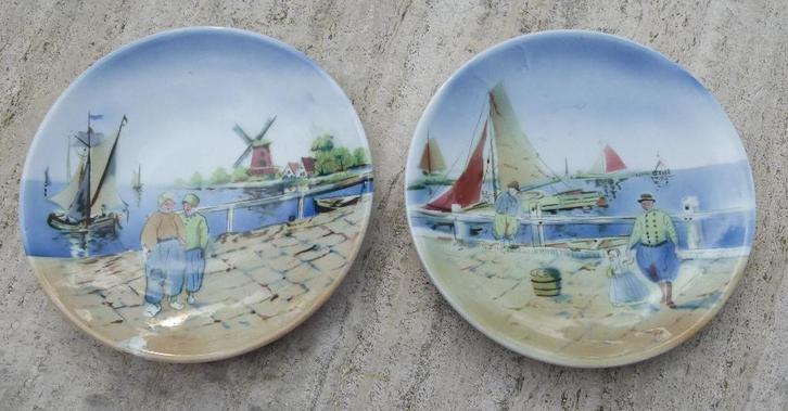 2 Wand Borden met Boten en Vissers op de Kade in de Haven, Antiek en Kunst, Antiek | Keramiek en Aardewerk, Ophalen of Verzenden