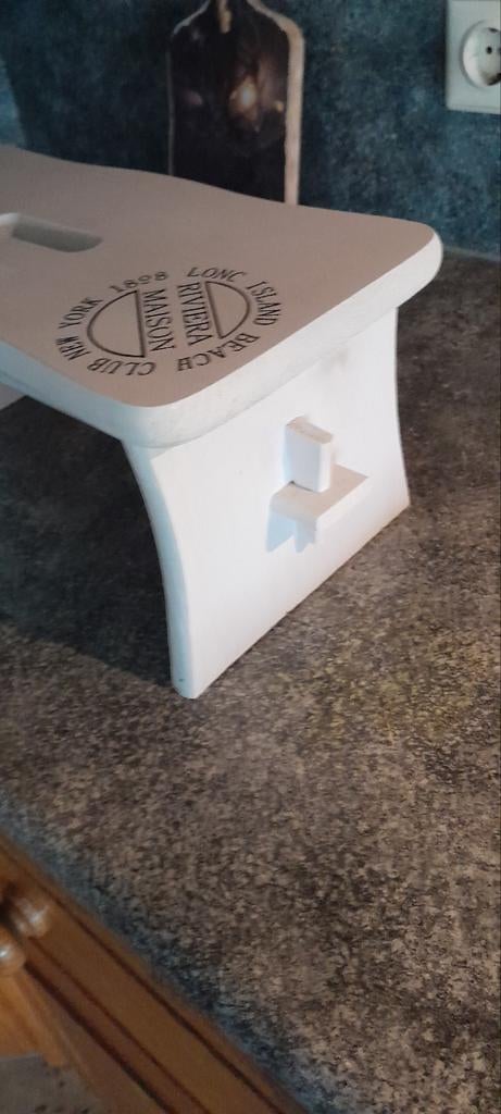 Mooie vensterbankje tafeltje embleem van riviera maison., Ophalen of Verzenden, Zo goed als nieuw