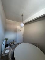 Moderne hanglamp met witte bol - Nieuwstaat, Ophalen of Verzenden, Zo goed als nieuw, Glas, 75 cm of meer