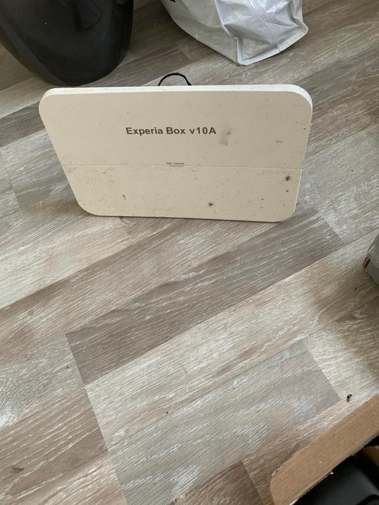Experia Box V10A Router, Computers en Software, Routers en Modems, Ophalen of Verzenden, Gebruikt, Router met modem