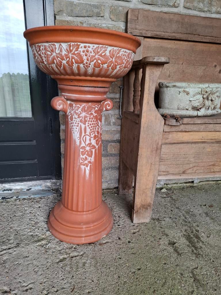Terracotta bloempot op bijpassende pilaar/voet, Tuin en Terras, Bloempotten, Ophalen, Gebruikt, Rond, Minder dan 25 cm