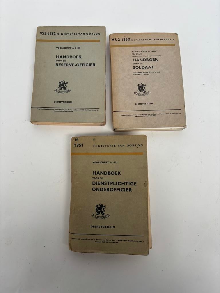 Handboek soldaat voor officieren 3x, Ophalen of Verzenden