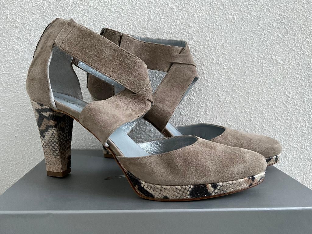 NIEUW Lilian pumps kruisbanden beige suede python leer 41, Pumps, Verzenden, Lilian, Beige