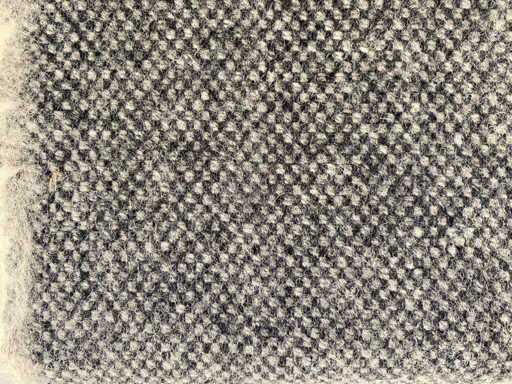 Gudbrandsdalens Amdal 175 grijstinten; 2x restant meubelstof, Wol, 120 cm of meer, Ophalen of Verzenden, Grijs