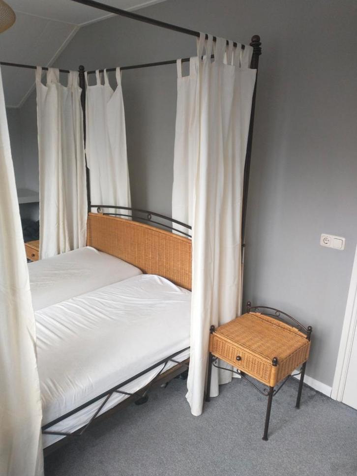 Bed hemelbed metaal met riet, 200x180 cm, incl. nachtkastjes, Huis en Inrichting, Slaapkamer | Bedden, Gebruikt, Tweepersoons