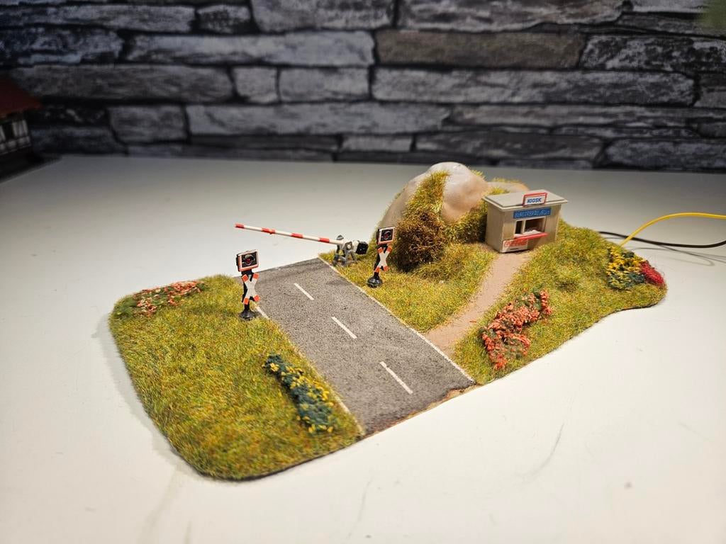 Overweg met knipperende lampjes N spoor modeltrein 1:160, Overige merken, Gebruikt, Gelijkstroom of Wisselstroom, Brug, Tunnel of Gebouw