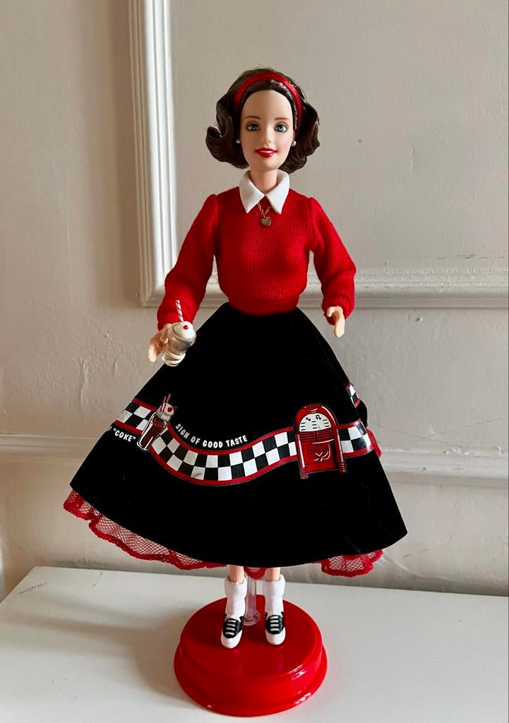 Barbie Coca-Cola Diner Doll - Collector's Edition, Ophalen of Verzenden, Zo goed als nieuw, Barbie